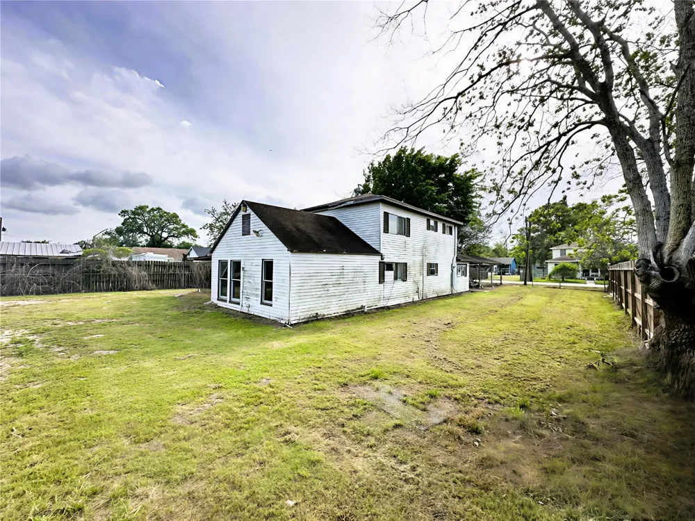 207 S 5th Street Highlands, TX 77562