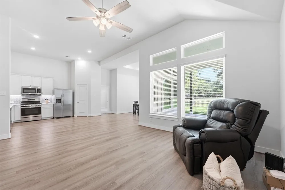 236 Woodhaven Drive West Columbia, TX 77486