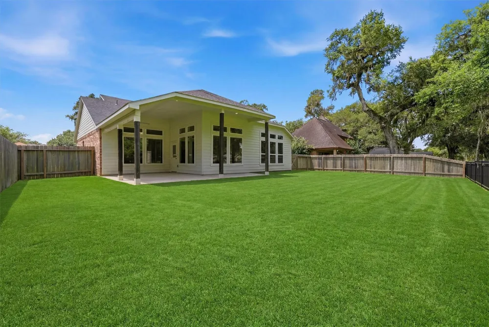 236 Woodhaven Drive West Columbia, TX 77486