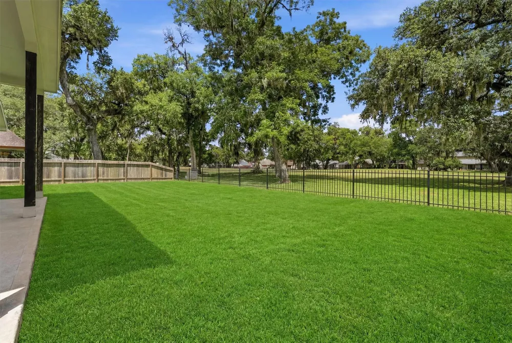 236 Woodhaven Drive West Columbia, TX 77486