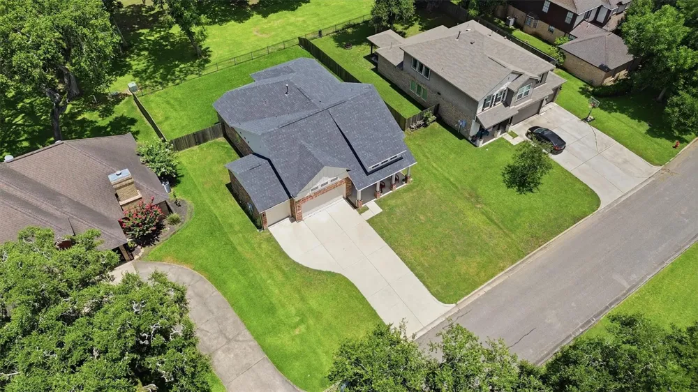 236 Woodhaven Drive West Columbia, TX 77486