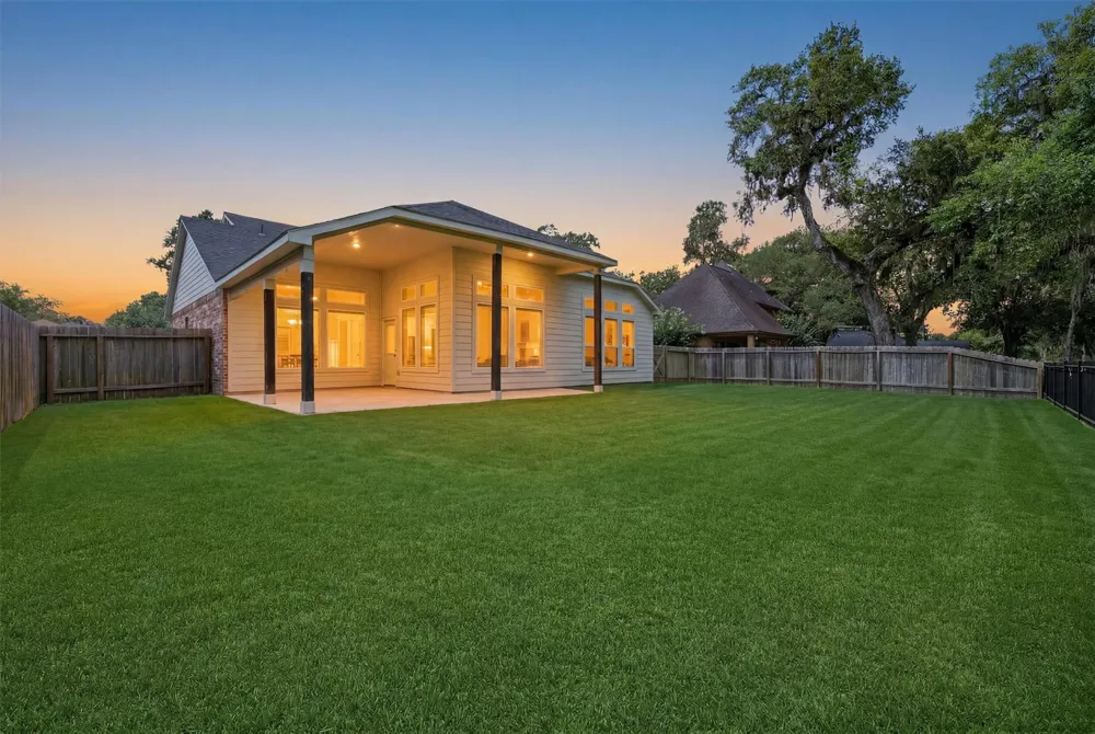 236 Woodhaven Drive West Columbia, TX 77486