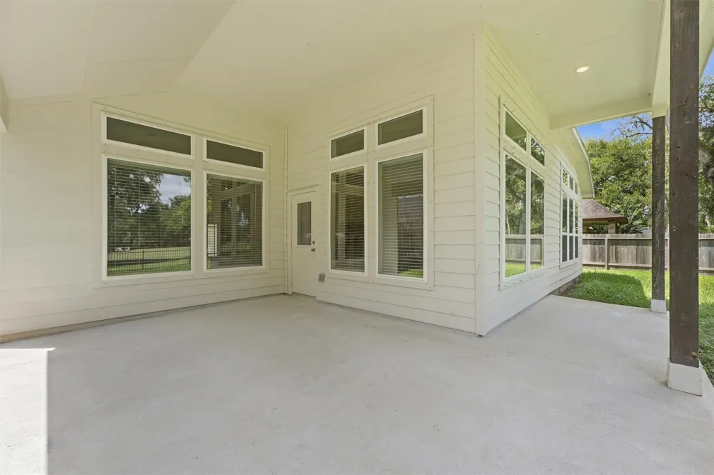 236 Woodhaven Drive West Columbia, TX 77486