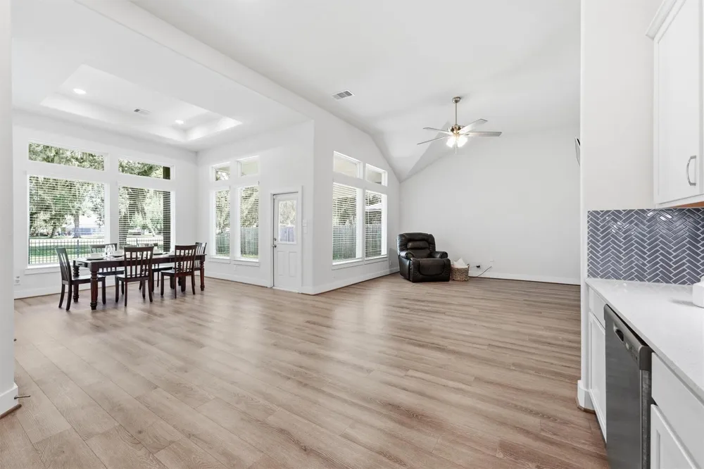 236 Woodhaven Drive West Columbia, TX 77486