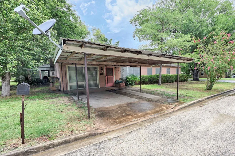 200 Young Street Hallettsville, TX 77964