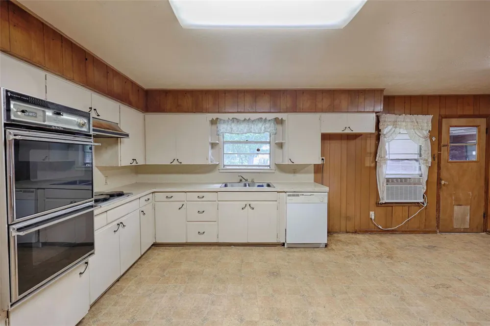 200 Young Street Hallettsville, TX 77964