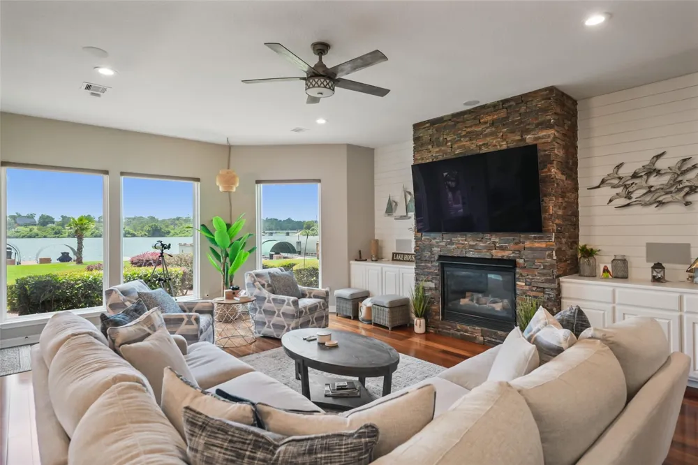 127 W Palm Boulevard Montgomery, TX 77356