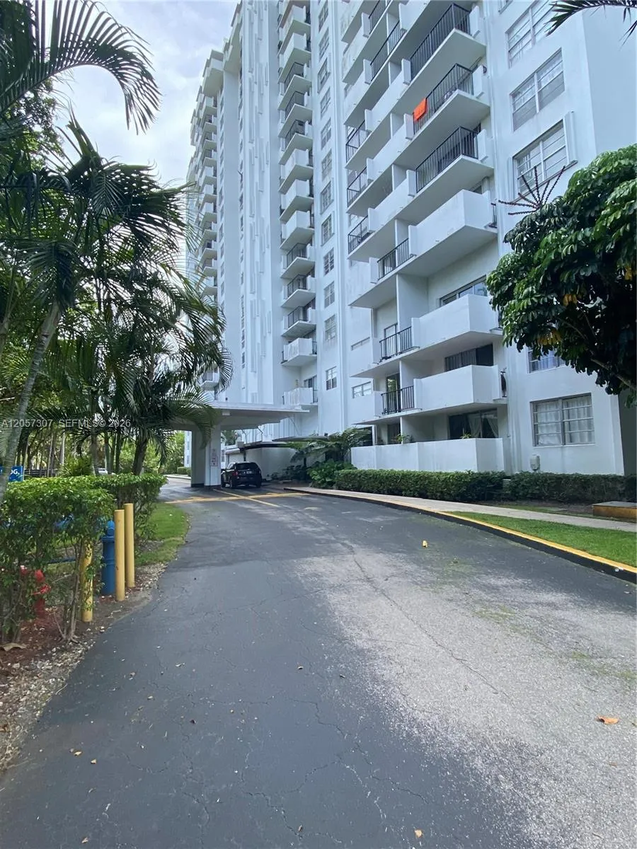 2780 NE 183rd St #909 Aventura, FL 33160