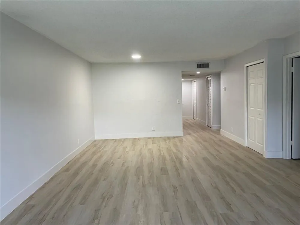 235 LAKEVIEW DRIVE #102 Weston, FL 33326
