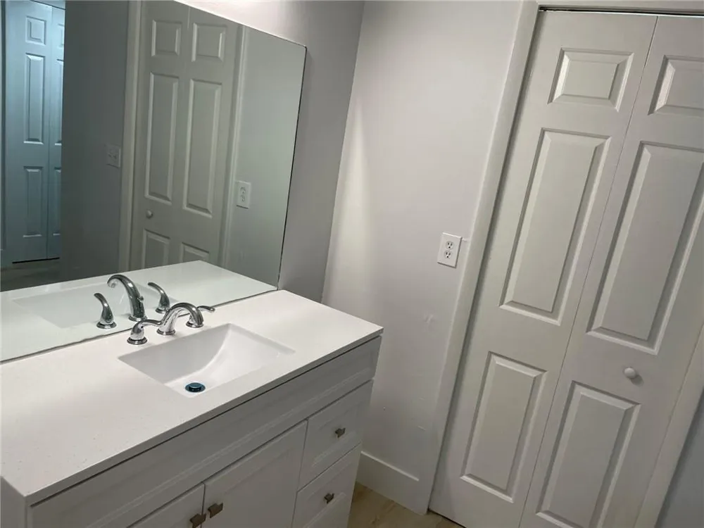 235 LAKEVIEW DRIVE #102 Weston, FL 33326