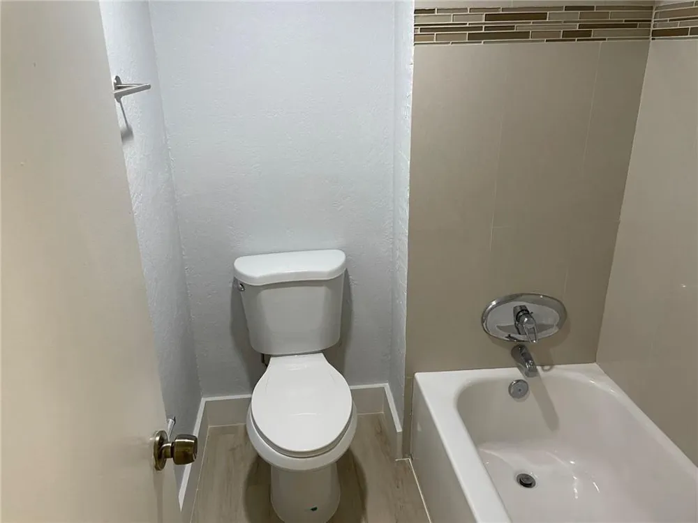 235 LAKEVIEW DRIVE #102 Weston, FL 33326