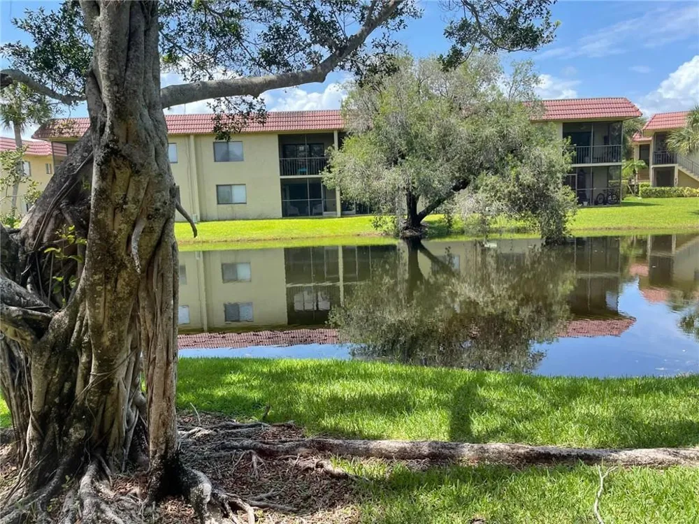 235 LAKEVIEW DRIVE #102 Weston, FL 33326
