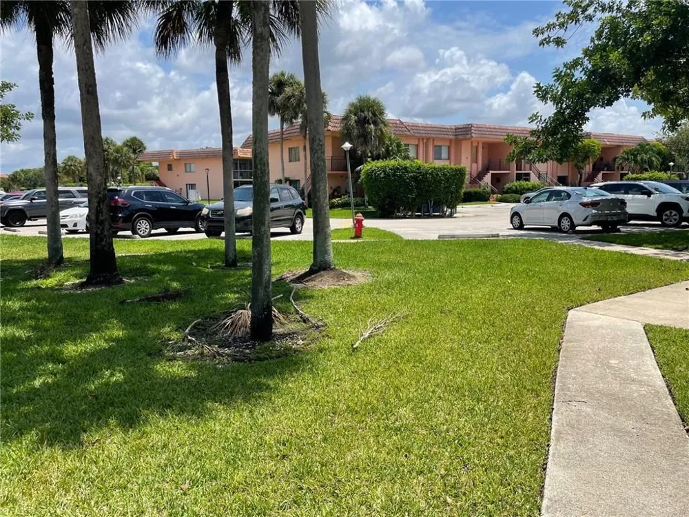 235 LAKEVIEW DRIVE #102 Weston, FL 33326