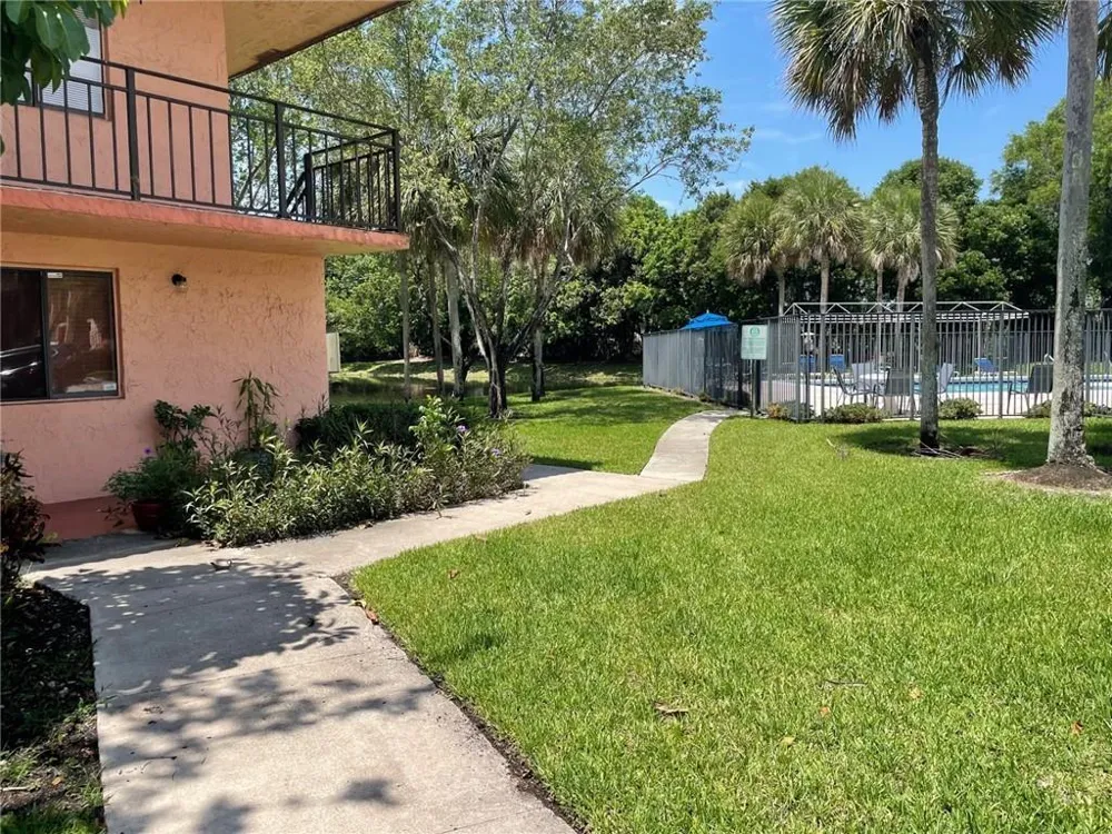 235 LAKEVIEW DRIVE #102 Weston, FL 33326