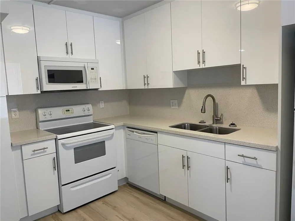 235 LAKEVIEW DRIVE #102 Weston, FL 33326