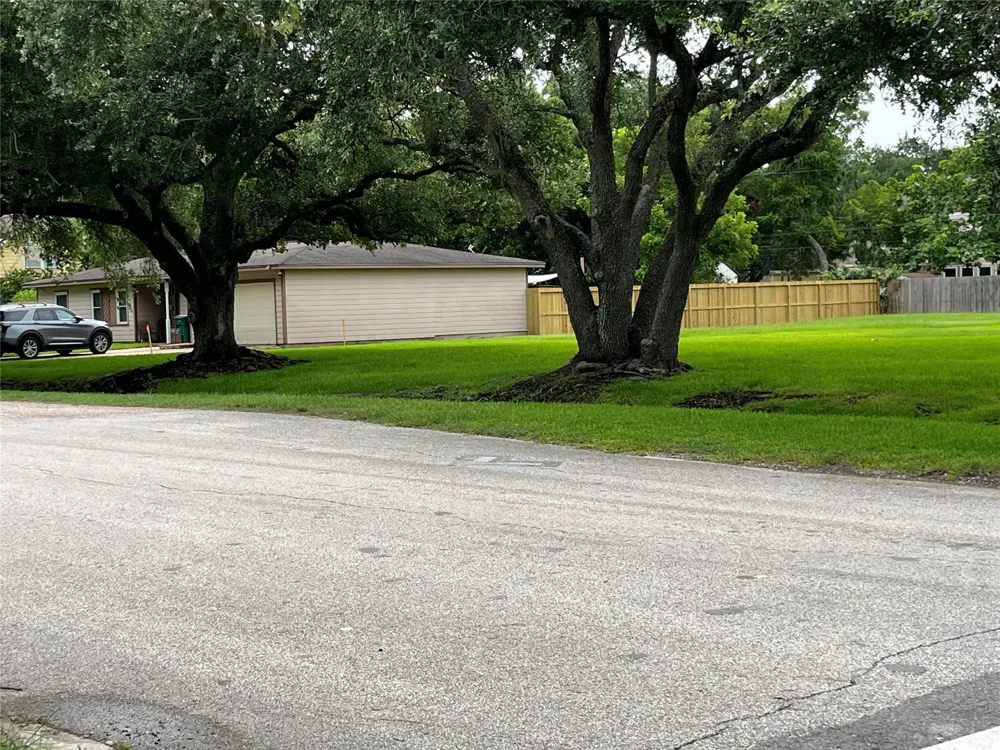 1000 Delmar La Marque, TX 77591