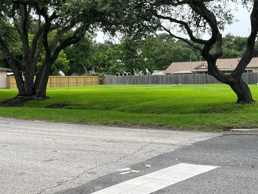 1000 Delmar La Marque, TX 77591