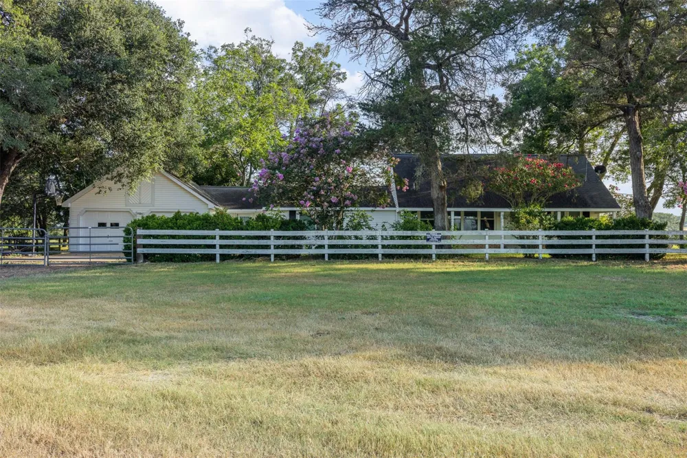 2231 E Us Highway 90 Schulenburg, TX 78956