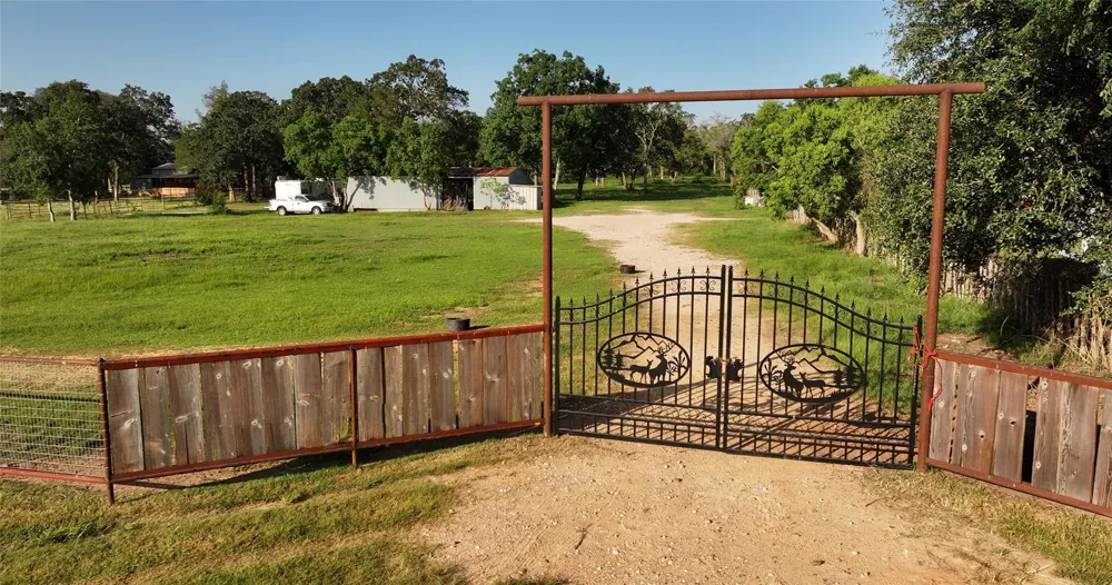 3835 Fm 949 Cat Spring, TX 78933