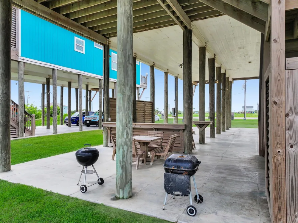 1706 Highway 87 Gilchrist, TX 77617