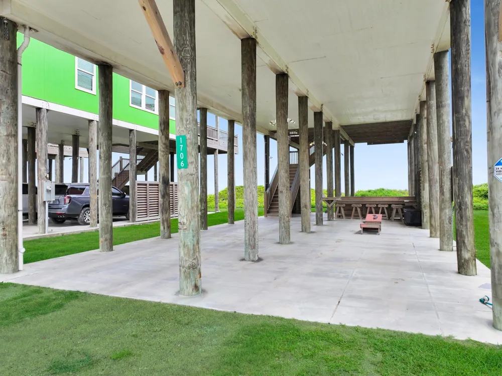 1706 Highway 87 Gilchrist, TX 77617