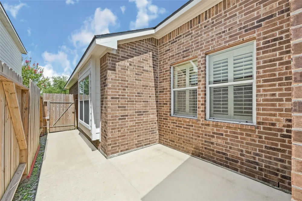 8618 E Highlands Crossing Highlands, TX 77562