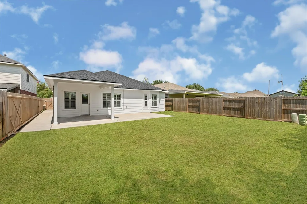 8618 E Highlands Crossing Highlands, TX 77562