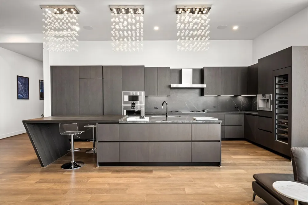 1711 Allen Parkway #3302 Houston, TX 77019