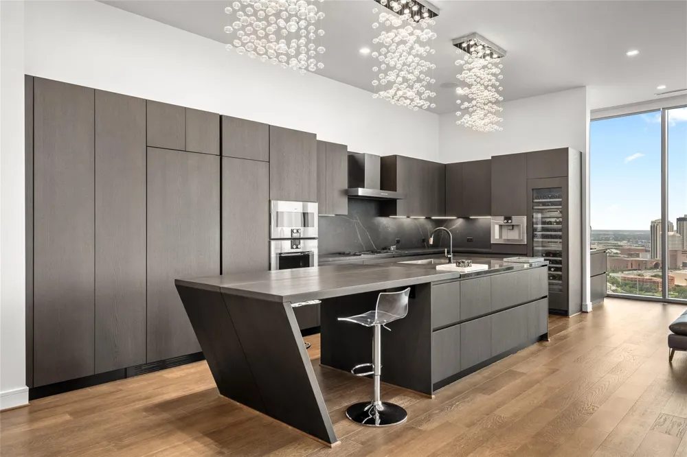 1711 Allen Parkway #3302 Houston, TX 77019