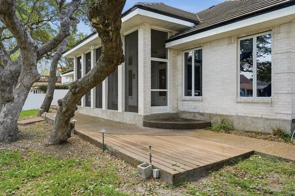 2513 Turkey Neck Circle Rockport, TX 78382