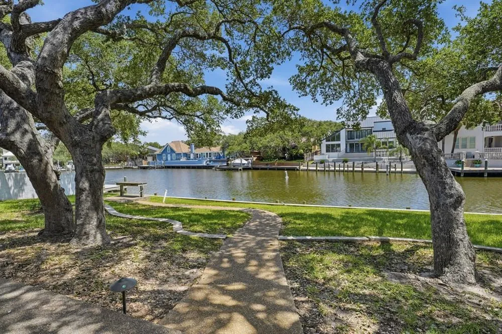2513 Turkey Neck Circle Rockport, TX 78382
