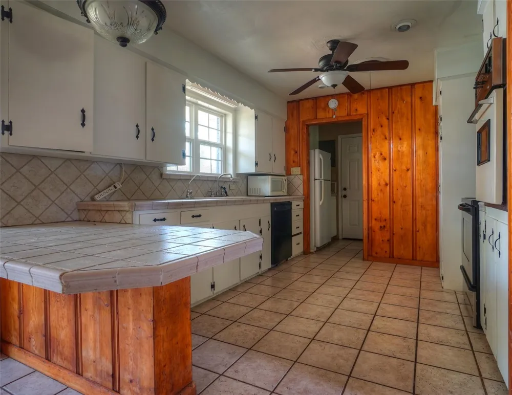 1390 Us Highway 75 S Buffalo, TX 75831
