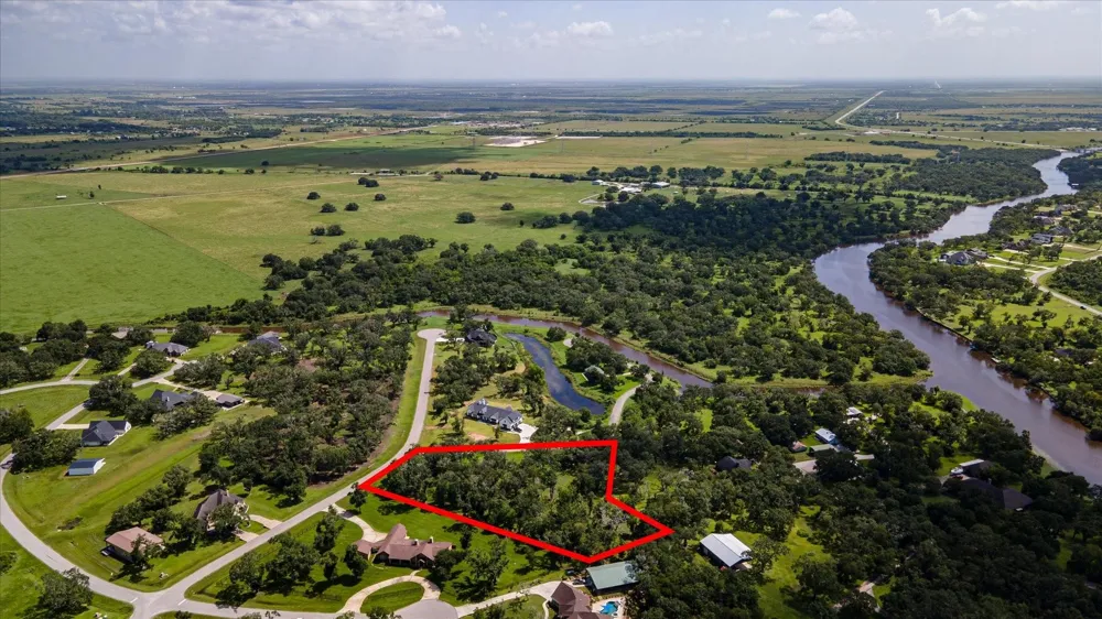 406 Thousand Oaks Drive Angleton, TX 77515