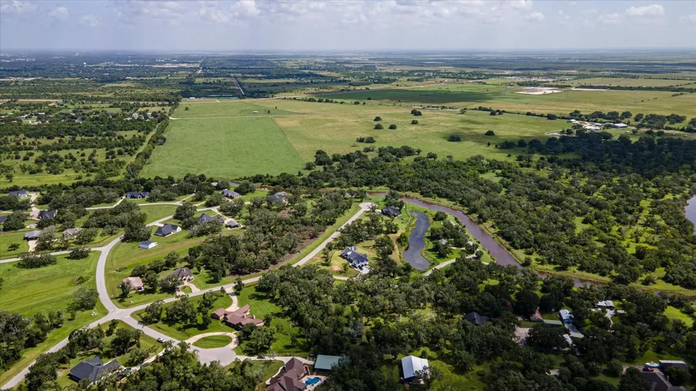 406 Thousand Oaks Drive Angleton, TX 77515