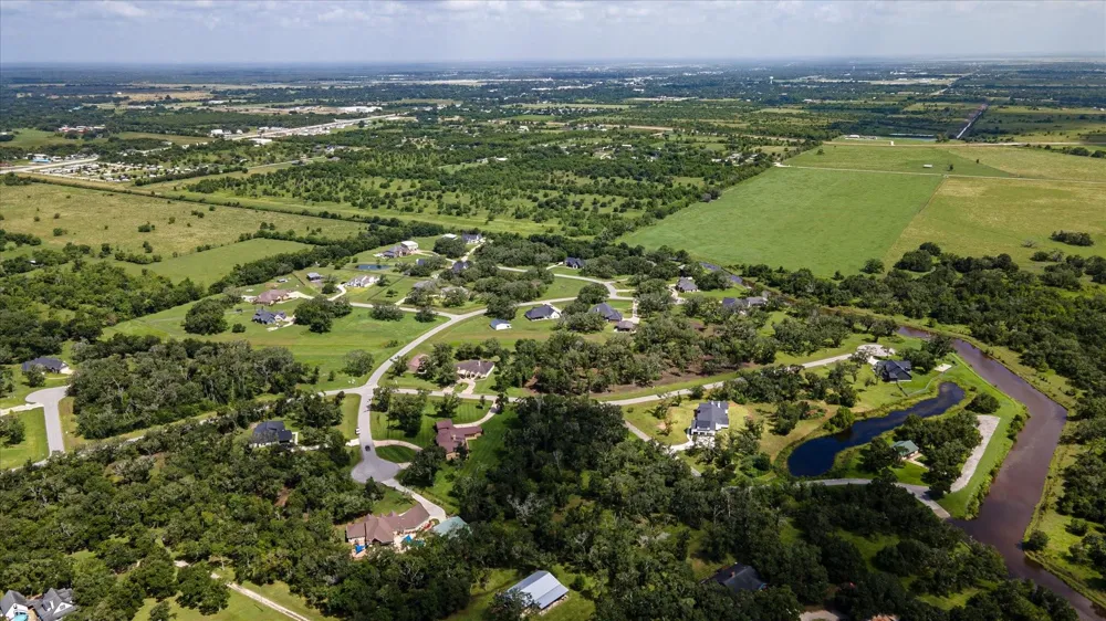 406 Thousand Oaks Drive Angleton, TX 77515
