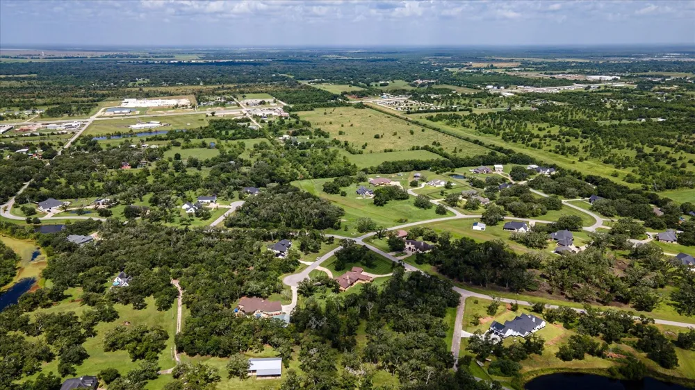 406 Thousand Oaks Drive Angleton, TX 77515