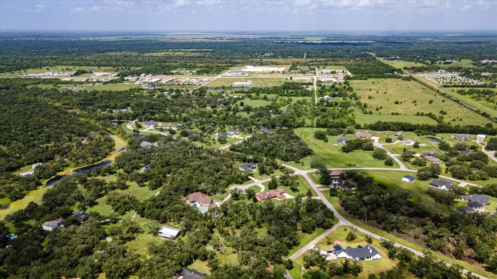 406 Thousand Oaks Drive Angleton, TX 77515