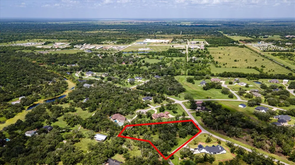 406 Thousand Oaks Drive Angleton, TX 77515