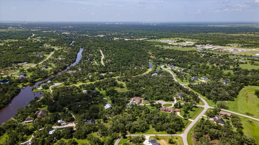 406 Thousand Oaks Drive Angleton, TX 77515
