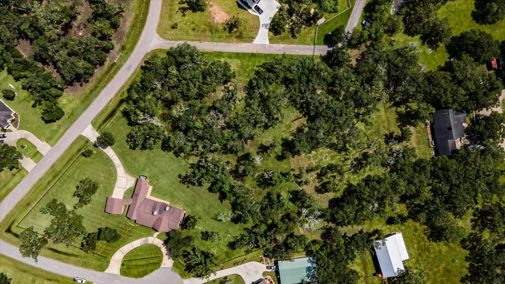 406 Thousand Oaks Drive Angleton, TX 77515