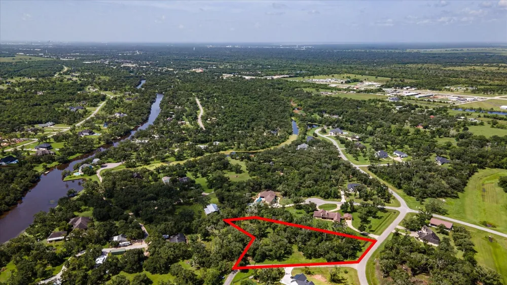 406 Thousand Oaks Drive Angleton, TX 77515