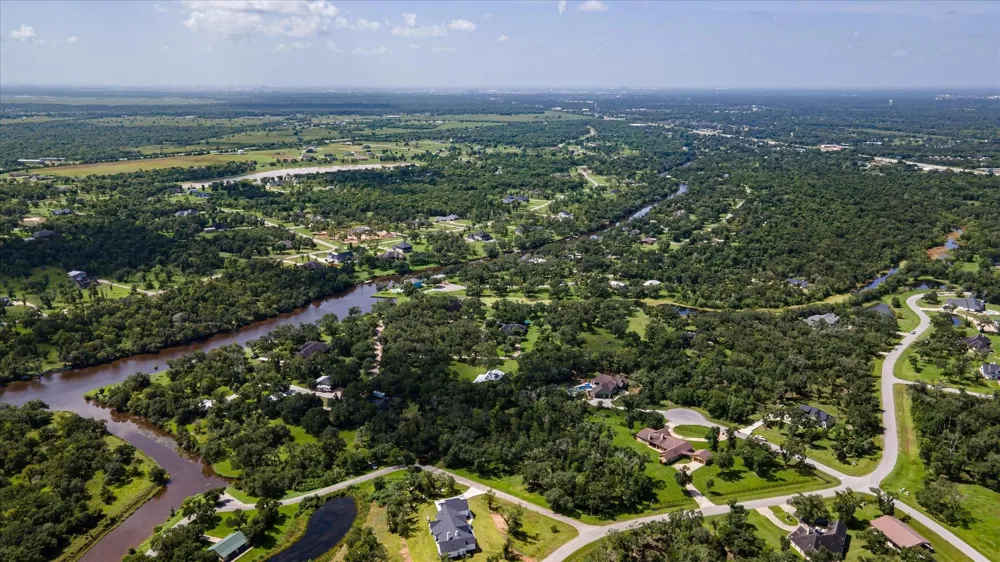 406 Thousand Oaks Drive Angleton, TX 77515