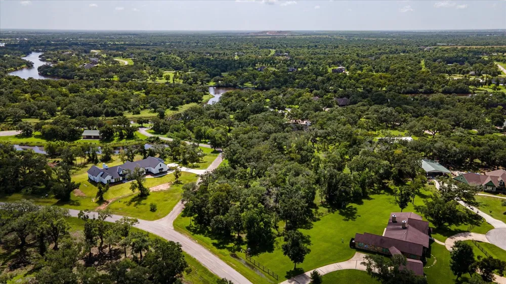 406 Thousand Oaks Drive Angleton, TX 77515