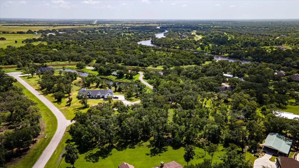 406 Thousand Oaks Drive Angleton, TX 77515