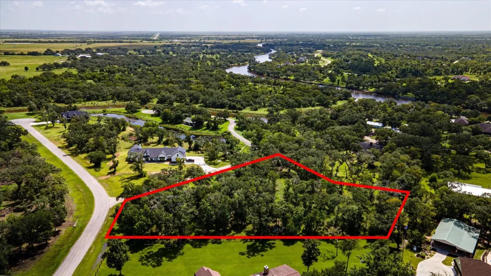 406 Thousand Oaks Drive Angleton, TX 77515