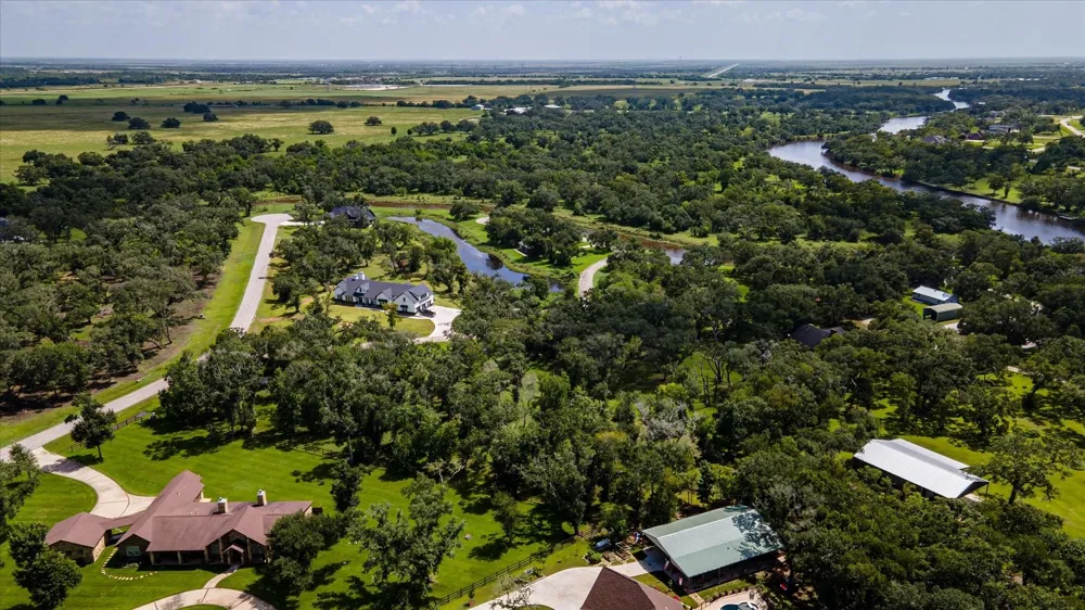 406 Thousand Oaks Drive Angleton, TX 77515