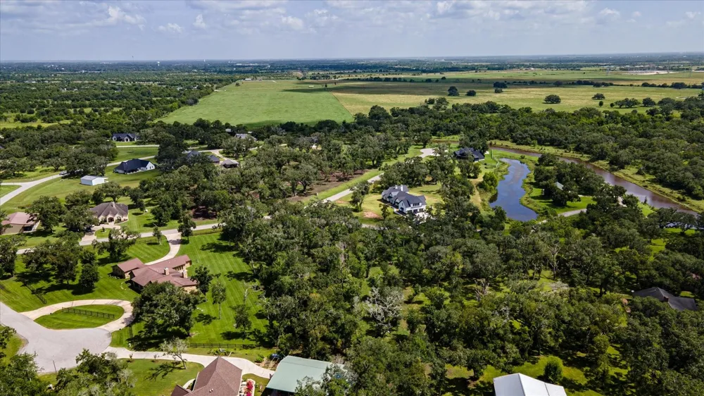 406 Thousand Oaks Drive Angleton, TX 77515