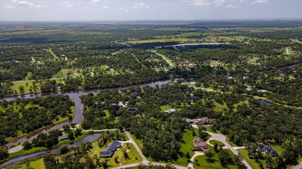 406 Thousand Oaks Drive Angleton, TX 77515