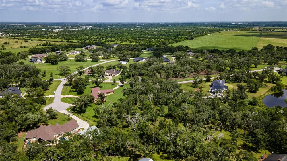 406 Thousand Oaks Drive Angleton, TX 77515