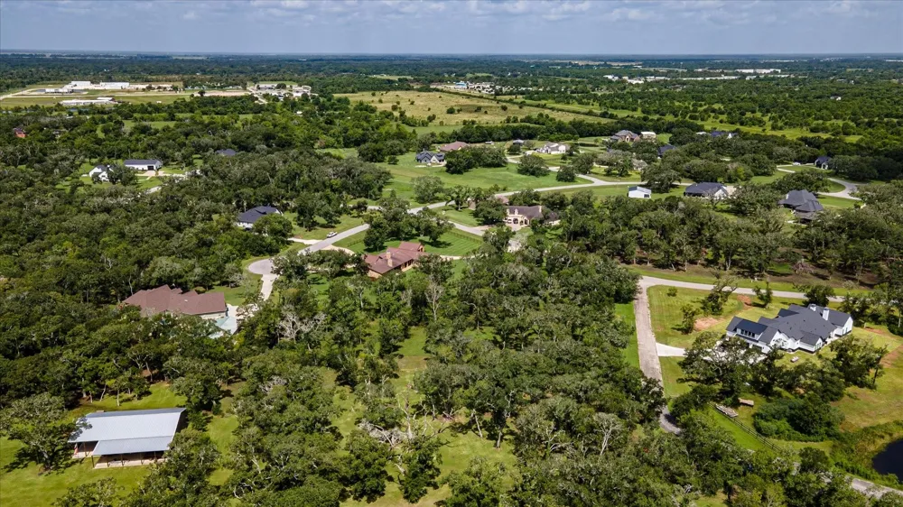406 Thousand Oaks Drive Angleton, TX 77515